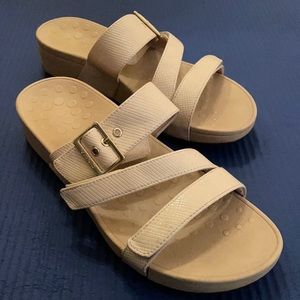 Vionic size 10 tan sandals